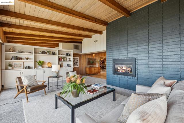 1 Garden Dr, Kensington CA: https://media.crmls.org/mediaz/c910ca08-96a7-4c55-aeda-beba9e1d4169.jpg