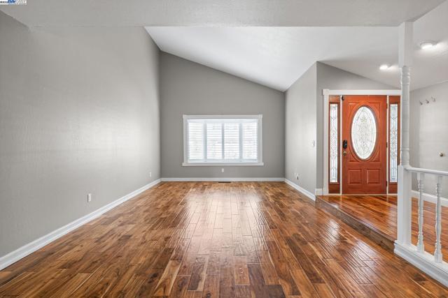 508 E Myrick Court, Clayton CA: https://media.crmls.org/mediaz/c910fbe1-b5ea-426c-af90-c51a799f1bdd.jpg