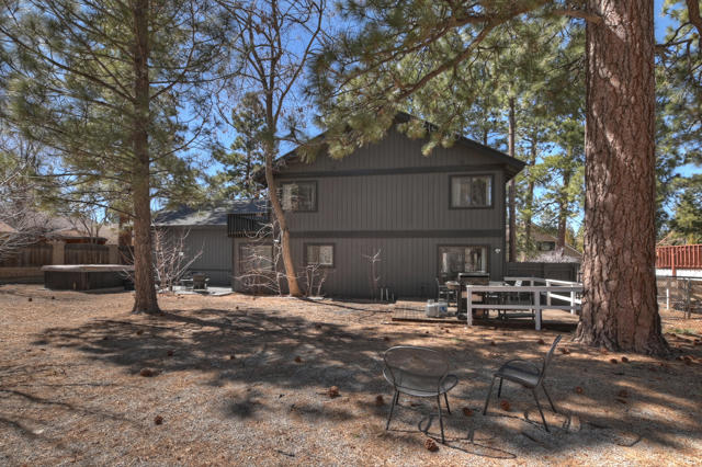271 Bluebird Court, Big Bear CA: https://media.crmls.org/mediaz/c9114a70-1199-4ef3-8e79-9e217b1c025d.jpg