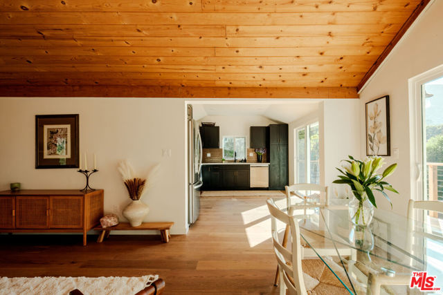 19777 Grand View Drive, Topanga CA: https://media.crmls.org/mediaz/c915e1d7-f912-4bcd-8993-60a2c34ee35c.jpg