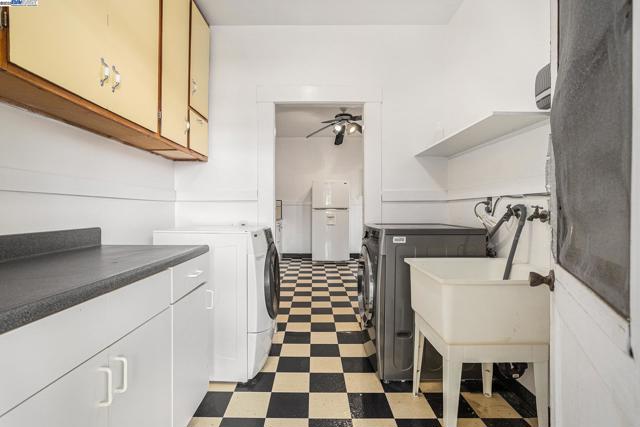 925 GRANDVIEW AVE, Martinez CA: https://media.crmls.org/mediaz/c9161f5f-87ea-4d9e-9ab2-b408941777f9.jpg