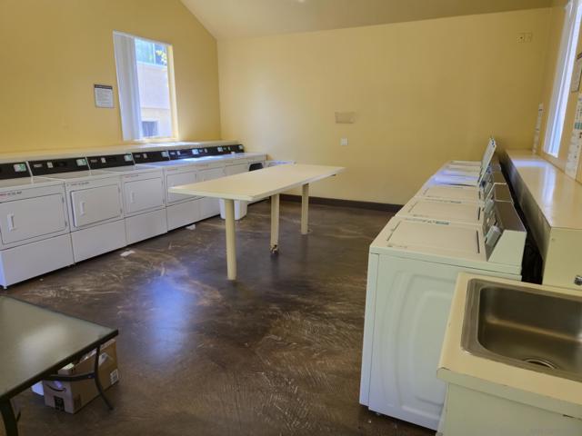 8660 Via Mallorca, La Jolla CA: https://media.crmls.org/mediaz/c9176cc3-df07-4777-bda0-08c75ec3b382.jpg