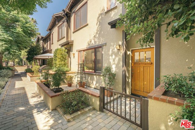 322 Alpine Street, Pasadena CA: https://media.crmls.org/mediaz/c919688f-e6ca-4506-9a97-6df3150523db.jpg