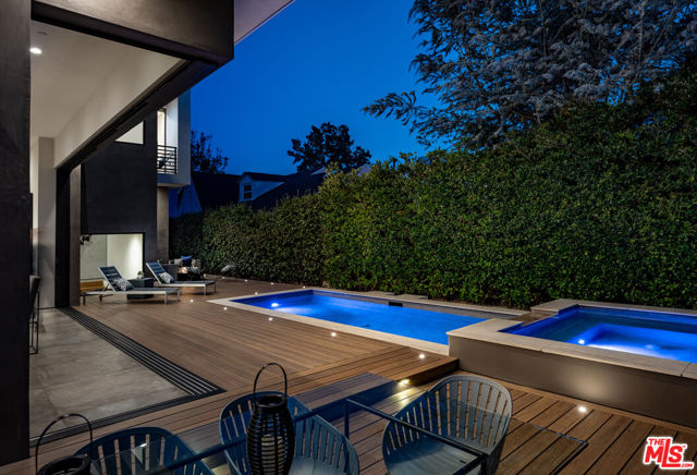 8356 W 4th Street, Los Angeles CA: https://media.crmls.org/mediaz/c919cc12-f3b4-4219-95bf-8cb35820e5a6.jpg