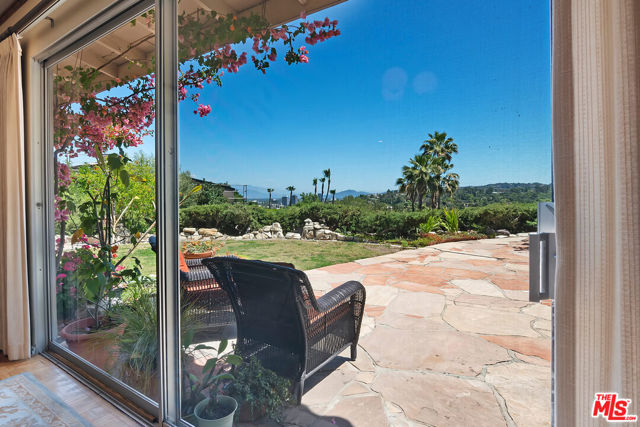 16840 Oak View Drive, Encino CA: https://media.crmls.org/mediaz/c91a41a7-a3c5-4973-a1c3-3ff6c808b6da.jpg