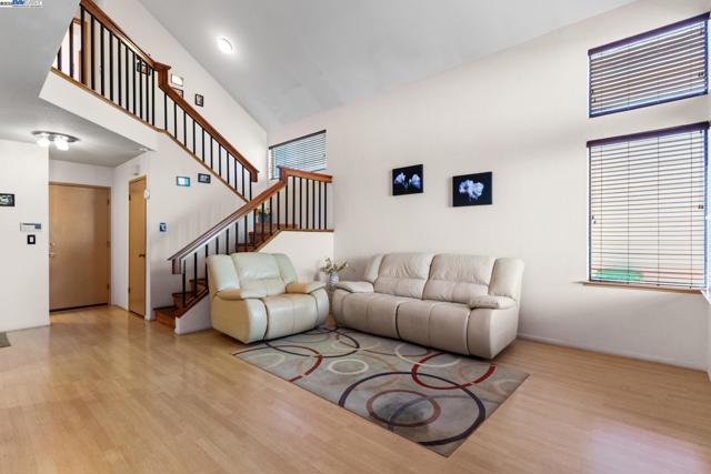 35 Leonard Ct, Alameda CA: https://media.crmls.org/mediaz/c91af8ee-42f3-49fb-a637-ca67ae24bf3c.jpg