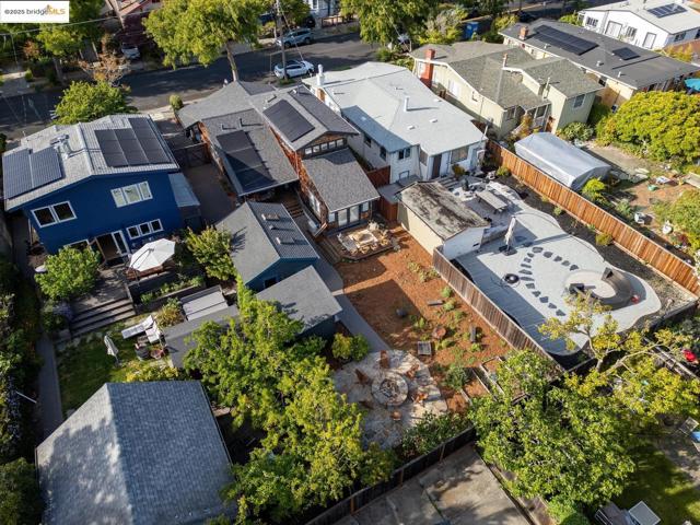 1334 Derby St, Berkeley CA: https://media.crmls.org/mediaz/c91c4100-92bb-4a95-9fc4-850f3a78939d.jpg