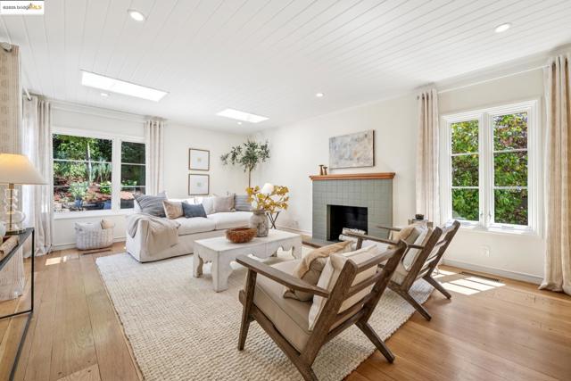 1301 Mountain Blvd, Oakland CA: https://media.crmls.org/mediaz/c91d91e4-4bc7-4df3-9239-cef2ae09281c.jpg
