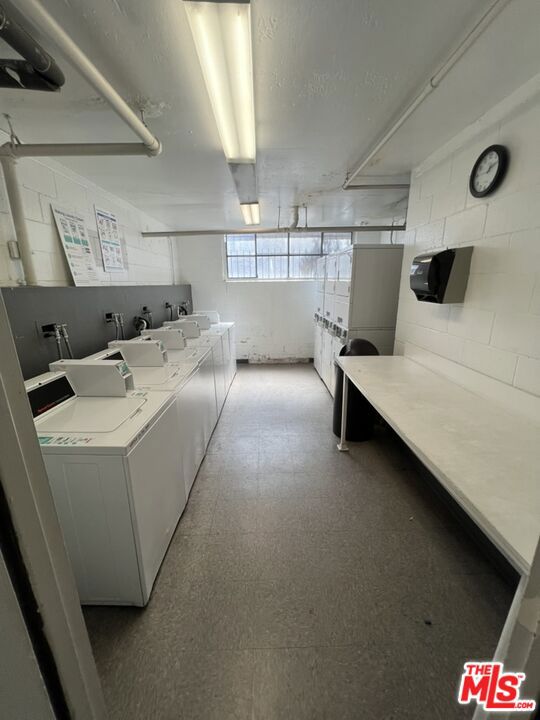950 N Kings Road, West Hollywood CA: https://media.crmls.org/mediaz/c91eb78d-6324-415c-a618-00e96f017d17.jpg