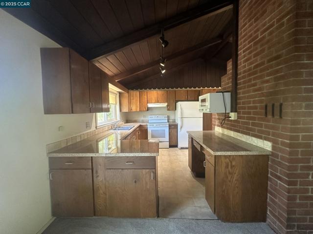120 Sexton Rd, Sebastopol CA: https://media.crmls.org/mediaz/c91f4ca9-9ef8-443b-a592-51d133a6aa63.jpg