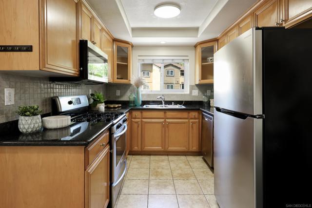 5033 Los Morros Way, Oceanside CA: https://media.crmls.org/mediaz/c91fd0d8-521f-4954-ae3f-db32feedb48f.jpg