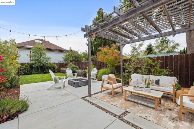 617 59th St, Oakland CA: https://media.crmls.org/mediaz/c92088db-cfe1-4743-badf-55da6851d285.jpg