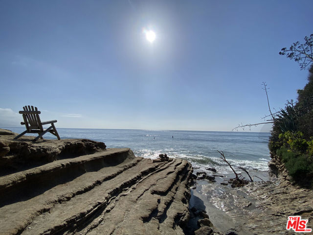 6970 Fernhill Drive, Malibu CA: https://media.crmls.org/mediaz/c9209861-58f0-40ac-89e5-e4b8c66d9332.jpg