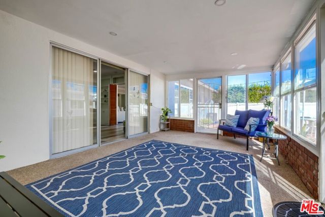 1060 E 45th Way, Long Beach CA: https://media.crmls.org/mediaz/c920b475-b0ad-48f6-a930-fff6eccb6e6f.jpg