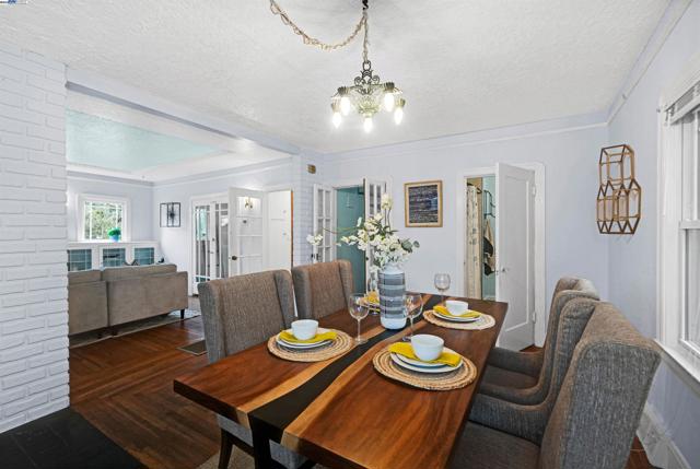 3908 Archmont Pl, Oakland CA: https://media.crmls.org/mediaz/c92105c8-9d84-4b59-825d-e762fed63075.jpg