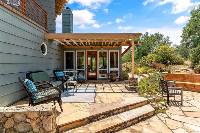 6132 Rainbow Heights Rd, Fallbrook CA: https://media.crmls.org/mediaz/c92108d6-4657-4fd5-9792-faf891447d65.jpg
