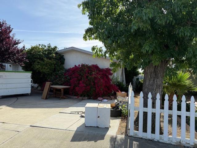 160 N Santa Rosa Street, Los Banos CA: https://media.crmls.org/mediaz/c921b54d-d5f8-4d1d-af2d-bd9946553df0.jpg