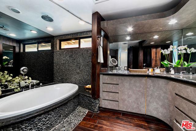7495 Mulholland Drive, Los Angeles CA: https://media.crmls.org/mediaz/c921c983-2312-4b40-8a64-a17077fdacff.jpg