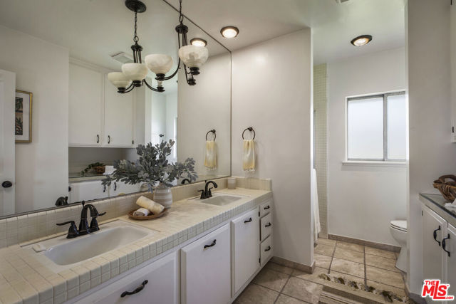 5136 Los Bonitos Way, Los Angeles CA: https://media.crmls.org/mediaz/c9222da1-279a-4ada-92c6-3d2e5c17960f.jpg