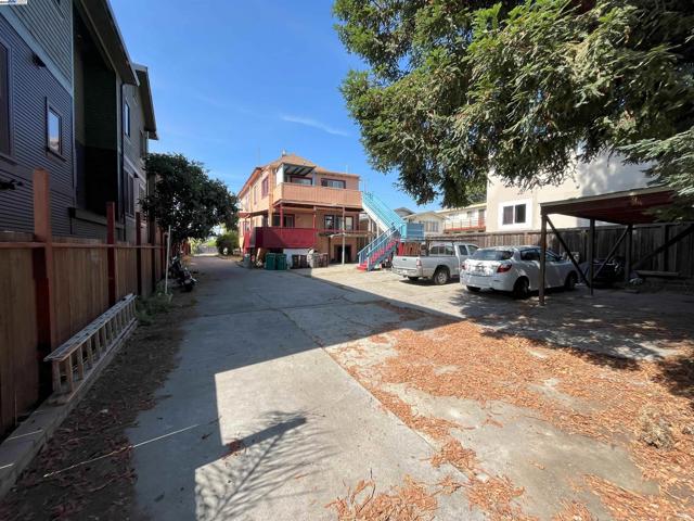 2324 9Th Ave, Oakland CA: https://media.crmls.org/mediaz/c922c5e2-4bf2-432d-8bee-fdb51f0fe124.jpg
