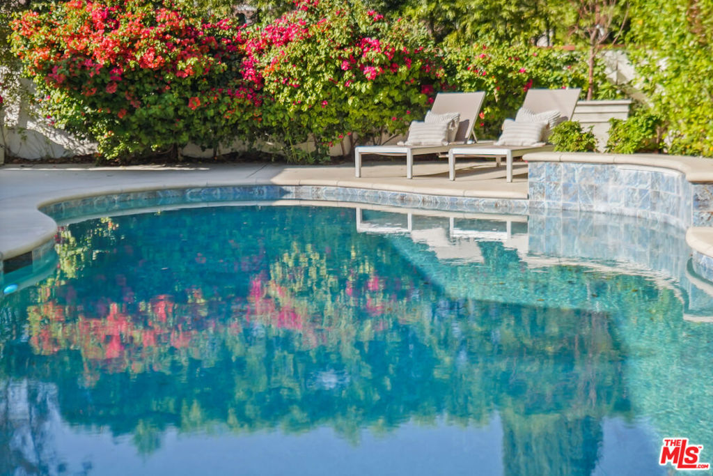 https://media.crmls.org/mediaz/c923097e-78f6-4a55-87a1-a5c3e501fbb8.jpg?preset=X-Large