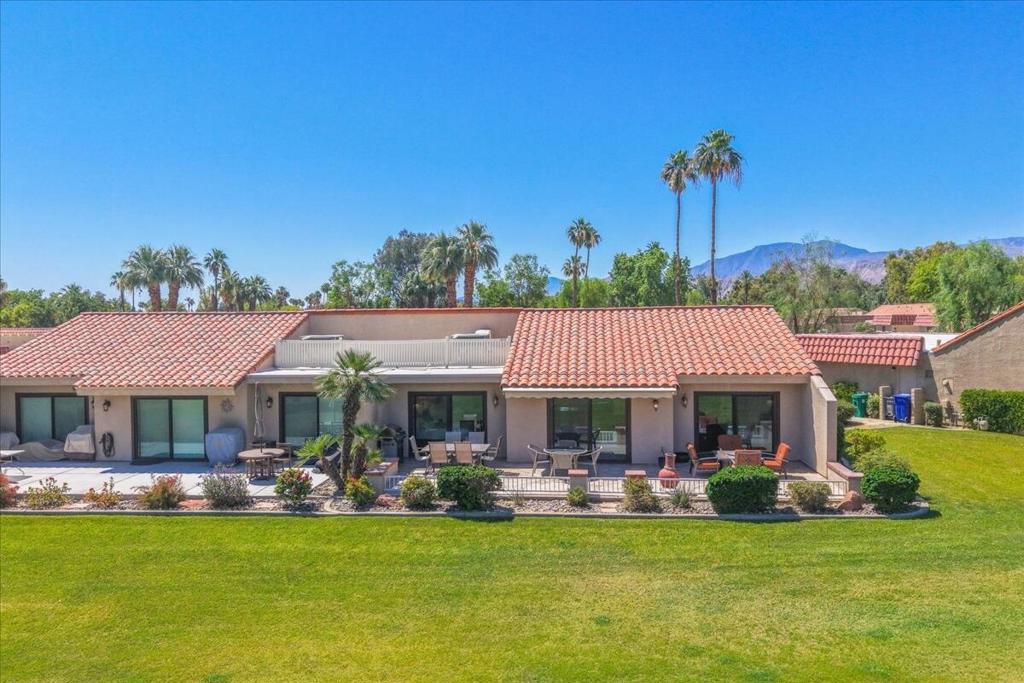 https://media.crmls.org/mediaz/c9251ec8-25ea-4810-8d66-7702c237c7de.jpg?preset=X-Large