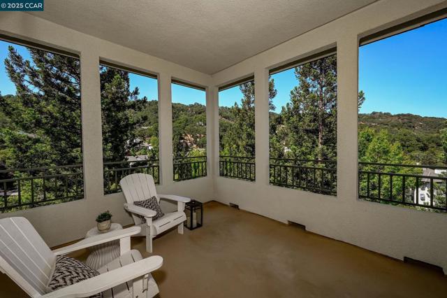 5954 Autumnwood Dr, Walnut Creek CA: https://media.crmls.org/mediaz/c926d9c1-5f0d-4952-a539-eb7d57536c3e.jpg