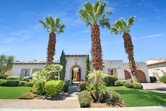 81075 Giacomo Way, La Quinta CA: https://media.crmls.org/mediaz/c927ccde-64d4-4416-aa91-4f432d6e48c7.jpg