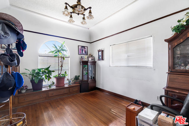 3300 Garden Avenue, Los Angeles CA: https://media.crmls.org/mediaz/c92863c0-c8b7-466e-88ca-152bfe92dd5c.jpg