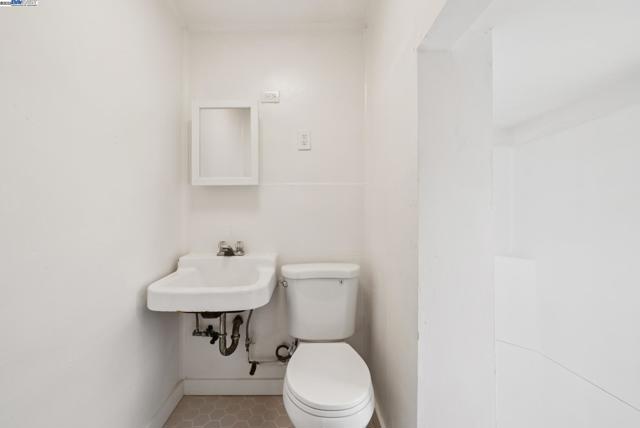 1805 Eagle Ave, Alameda CA: https://media.crmls.org/mediaz/c928a73f-2a13-4d46-93ef-ace271c71c1a.jpg