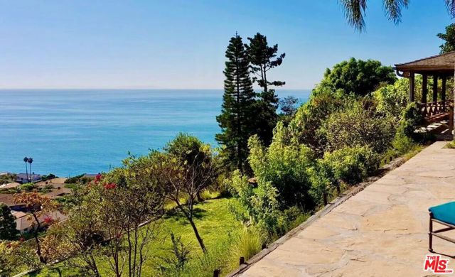 20404 Little Rock Way, Malibu CA: https://media.crmls.org/mediaz/c92ac3c0-4d04-4a58-9b4a-bda3eca6aa12.jpg