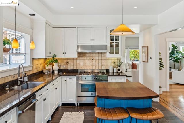 5490 Kales AVE, Oakland CA: https://media.crmls.org/mediaz/c92acf46-6386-4e30-adb7-919c79c6c99a.jpg