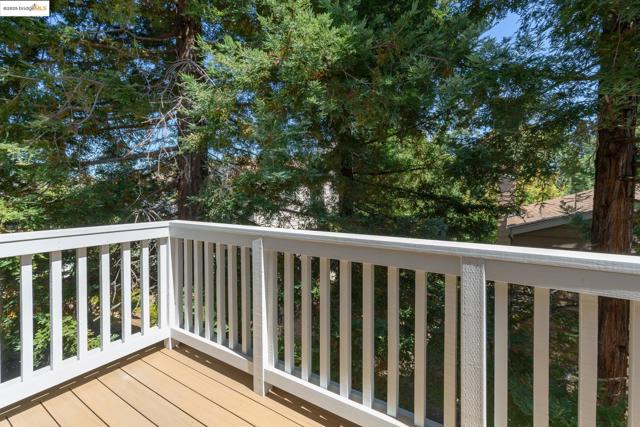221 Village Pl, Martinez CA: https://media.crmls.org/mediaz/c92ad9cb-8ec7-494b-8f67-1e708cf9d40a.jpg
