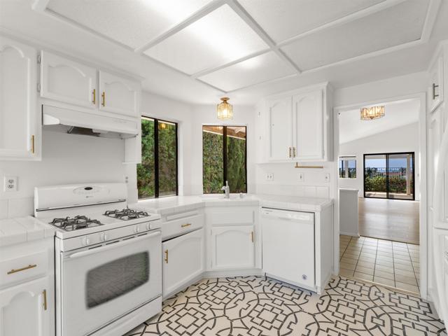 Detail Gallery Image 14 of 38 For 6923 Whitecap, Carlsbad,  CA 92011 - 3 Beds | 2 Baths