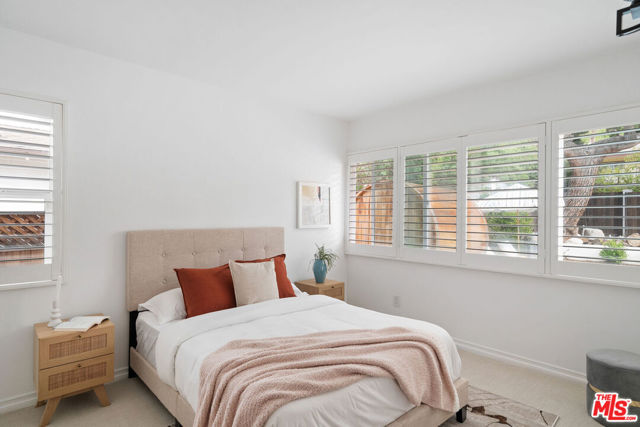 20212 Oxnard Street, Woodland Hills CA: https://media.crmls.org/mediaz/c92c213a-866a-4492-b2e8-d66f1ce415d3.jpg