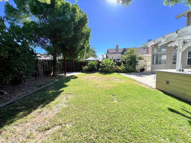 85 Phillips Ct, Tracy CA: https://media.crmls.org/mediaz/c92cf5d4-1218-4a17-8890-50f0880e1e7a.jpg