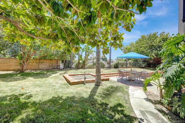 1103 Countrywood Ln, Vista CA: https://media.crmls.org/mediaz/c92e617c-fce7-4d29-a558-e311370ffc78.jpg
