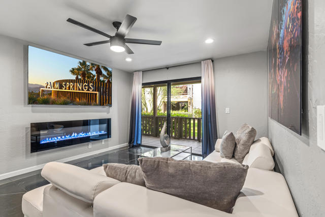 1050 E Ramon Road, Palm Springs CA: https://media.crmls.org/mediaz/c92eacc2-09b7-45c2-a528-286687105e89.jpg
