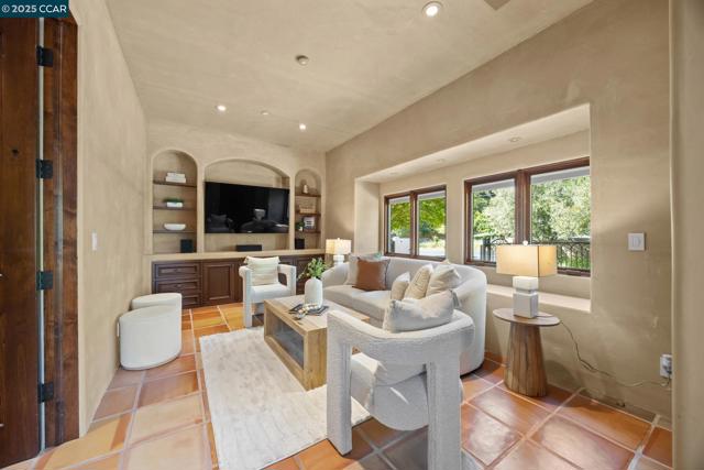 80 Rheem Blvd, Orinda CA: https://media.crmls.org/mediaz/c92ef351-3b16-46dd-9061-168cfcc98e4c.jpg