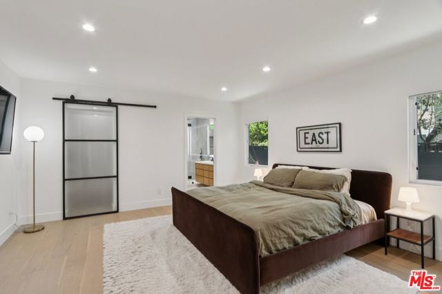 13117 Magnolia Boulevard, Sherman Oaks CA: https://media.crmls.org/mediaz/c9303560-2ce3-43ef-be9e-44fe22808dfe.jpg