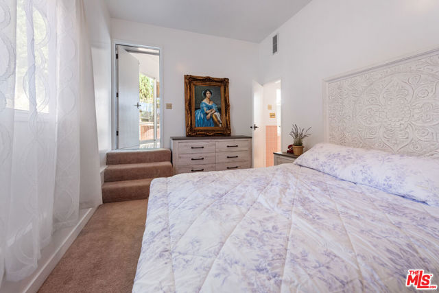 2357 Knob Hill Drive, Riverside CA: https://media.crmls.org/mediaz/c932139b-5497-4f97-bead-4d1216e75a28.jpg