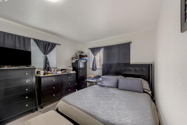 107 Catron Dr, Oakland CA: https://media.crmls.org/mediaz/c93249b2-e9df-49a9-bac1-7c0feb13252e.jpg