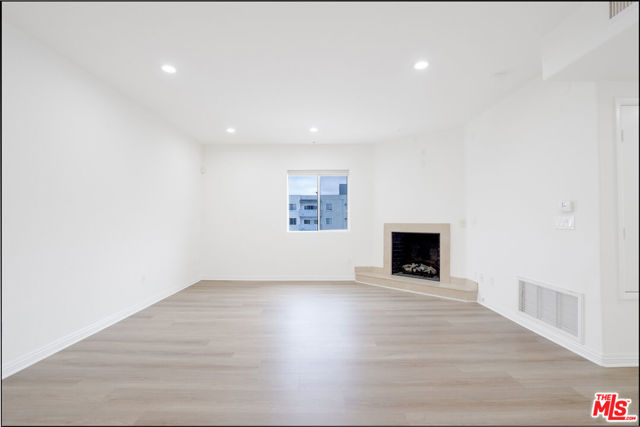 733 S Manhattan Place, Los Angeles CA: https://media.crmls.org/mediaz/c9346b51-37e7-4566-a564-c9217f2467f2.jpg