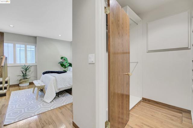 33 Binnacle Hl, Oakland CA: https://media.crmls.org/mediaz/c9382be8-800e-4b57-9ad8-e93317ab7a73.jpg