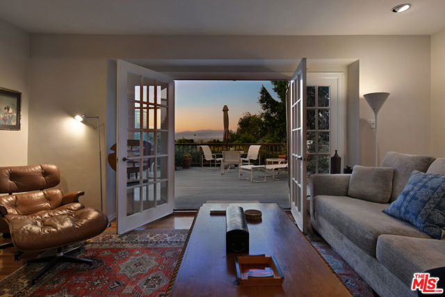 15213 Del Gado Drive, Sherman Oaks CA: https://media.crmls.org/mediaz/c9387765-336f-4b02-acf2-70d2a3e3322a.jpg