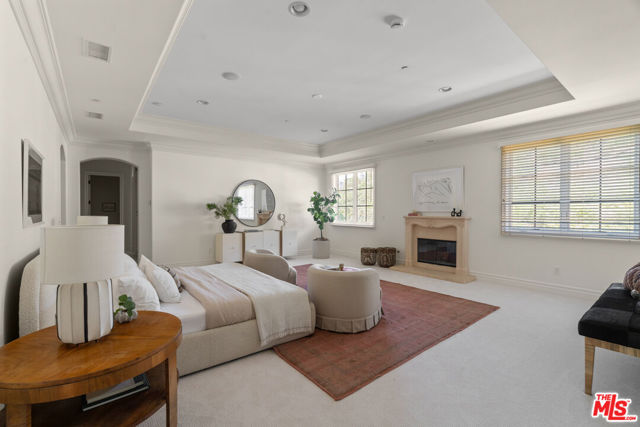 3697 Benedict Canyon Lane, Sherman Oaks CA: https://media.crmls.org/mediaz/c938948a-c1b4-498b-8e5c-fa9a379362fc.jpg