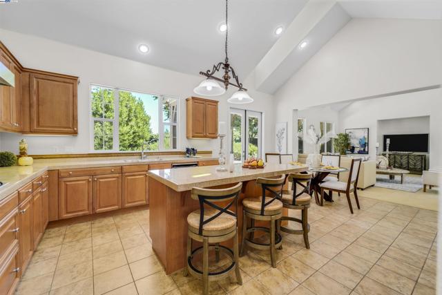1993 Fairway Oaks Dr, Ripon CA: https://media.crmls.org/mediaz/c93c314d-c66a-45ba-b472-cdfc374f5874.jpg