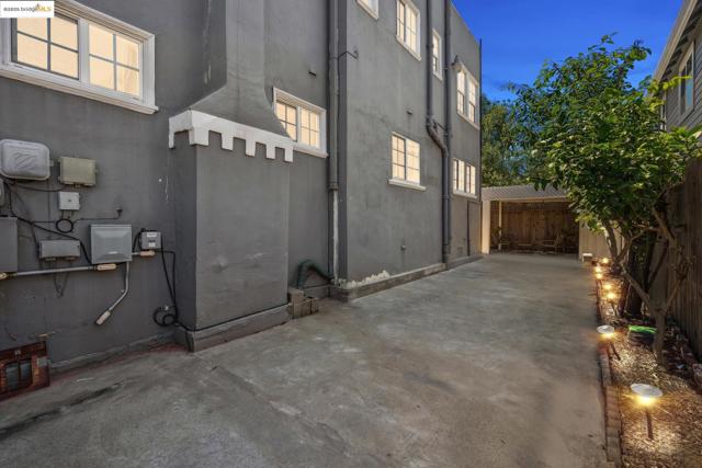 1063 32Nd St, Oakland CA: https://media.crmls.org/mediaz/c93c71d2-7a7b-445e-a8e0-aca529bde10a.jpg