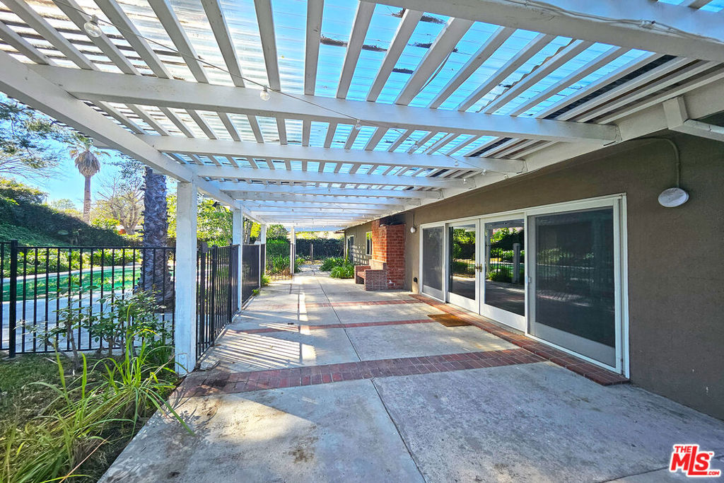 https://media.crmls.org/mediaz/c93cb2a3-532b-4a15-993a-2ca29a89f819.jpg?preset=X-Large