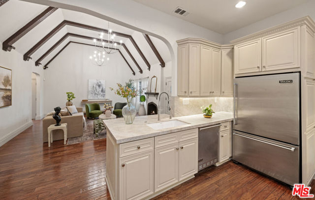 515 N Crescent Heights Boulevard, Los Angeles CA: https://media.crmls.org/mediaz/c93d8450-3bda-4ca6-8743-1e10987d0350.jpg